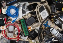 Vinhedo instala novo ponto de coleta de lixo eletrônico em escola municipal