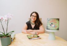 Psicóloga e escritora lança livro sobre a importância de conversar sobre a 1ª menstruação