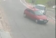 Carro cai em córrego após colisão entre veículos na Avenida Pinheiros