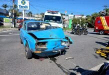 Motociclista fica gravemente ferido em acidente entre carro e moto em cruzamento